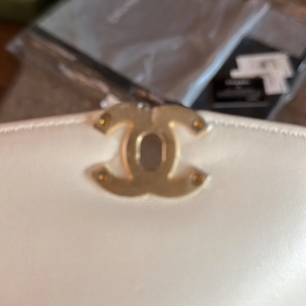 🚫SOLD🚫Auth. Chanel 2020 Lambskin flap w logo chain - Picture 10 of 14
